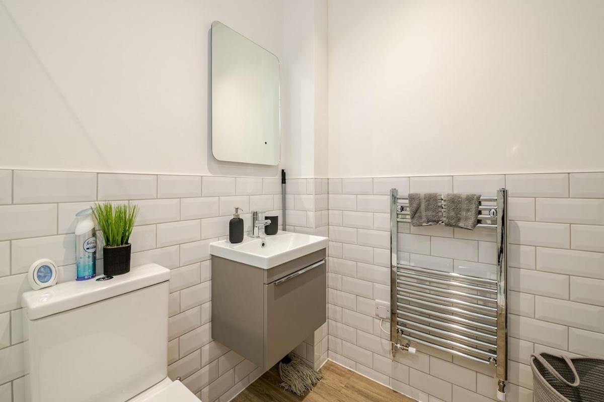 Brand New Apt - Beach Breeze Spacious 1-Bedroom Apartment With Parking - Sleeps 4 Ppl- Internet Bournemouth Exterior foto