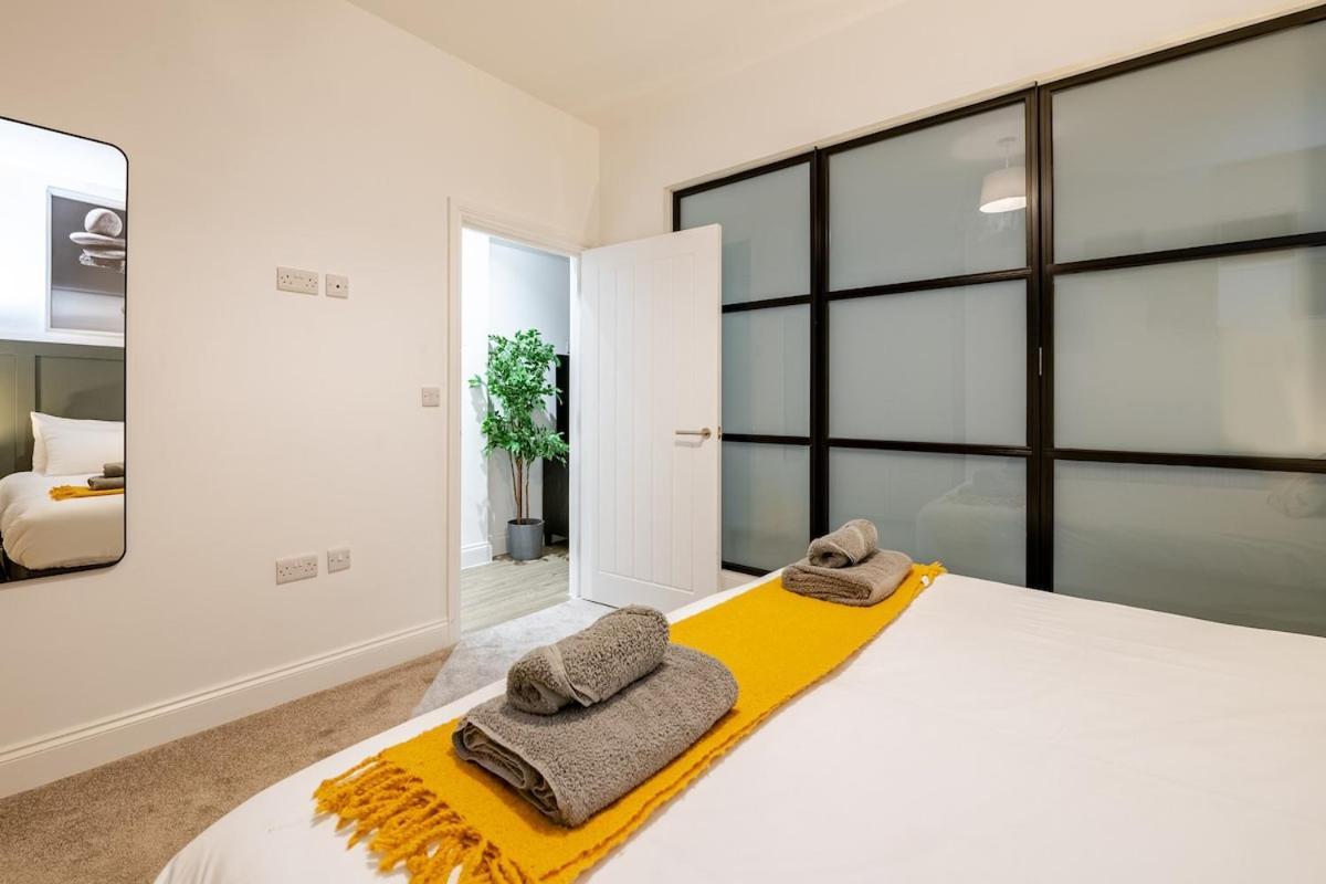 Brand New Apt - Beach Breeze Spacious 1-Bedroom Apartment With Parking - Sleeps 4 Ppl- Internet Bournemouth Exterior foto