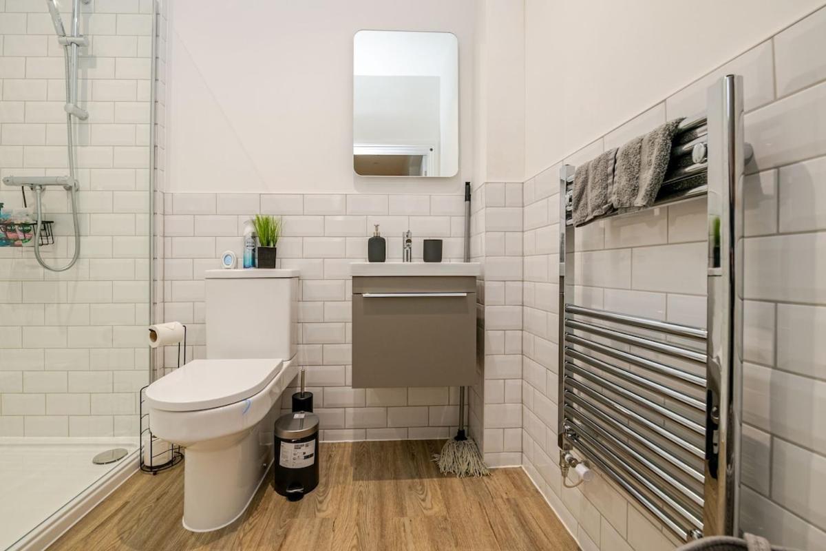 Brand New Apt - Beach Breeze Spacious 1-Bedroom Apartment With Parking - Sleeps 4 Ppl- Internet Bournemouth Exterior foto