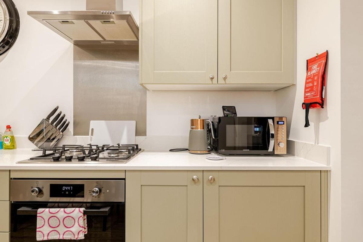 Brand New Apt - Beach Breeze Spacious 1-Bedroom Apartment With Parking - Sleeps 4 Ppl- Internet Bournemouth Exterior foto